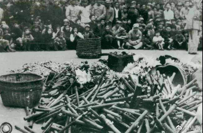 1950年2月24日，政務(wù)院發(fā)出《關(guān)于嚴(yán)禁鴉片煙毒的通令》。圖為政府收繳的煙具和賭具。