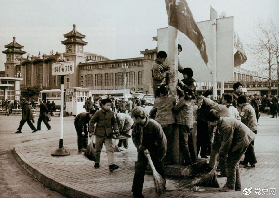 　　1981年2月25日，全國總工會(huì)等九個(gè)單位發(fā)出倡議，開展“五講四美”文明禮貌活動(dòng)。圖為北京鐵路一小的少先隊(duì)員在北京站西街打掃衛(wèi)生。