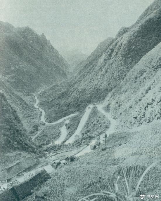 　　1935年2月18日至21日，紅軍奪取桐梓、占領(lǐng)婁山關(guān)、再克遵義城，取得了殲滅和擊潰國民黨軍2個(gè)師又8個(gè)團(tuán)的大勝利。圖為黔北要隘婁山關(guān)。