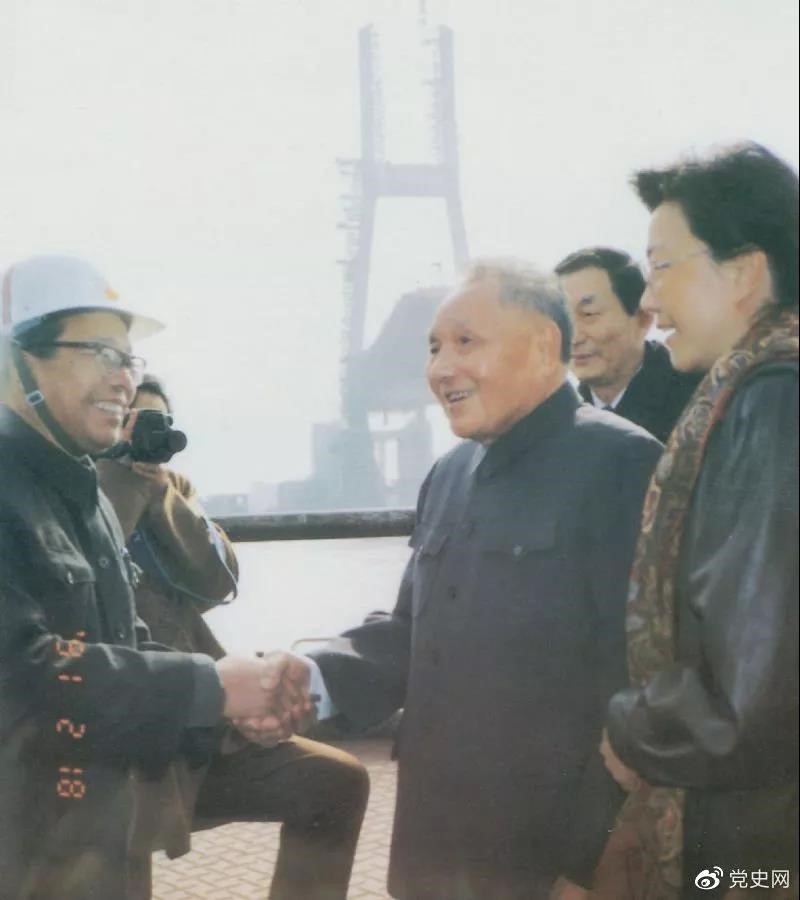 1991年2月18日，鄧小平視察上海南浦大橋工地時(shí)同大橋工程設(shè)計(jì)人員握手。
