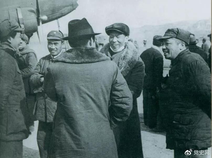 1946年2月19日，毛澤東等在延安機(jī)場迎接從重慶回延安匯報(bào)工作的周恩來。