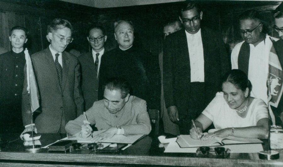 　　1964年2月26日至29日，周恩來訪問錫蘭（今斯里蘭卡）時(shí)，和總理西麗馬沃·班達(dá)拉奈克夫人簽署中錫聯(lián)合公報(bào)。
