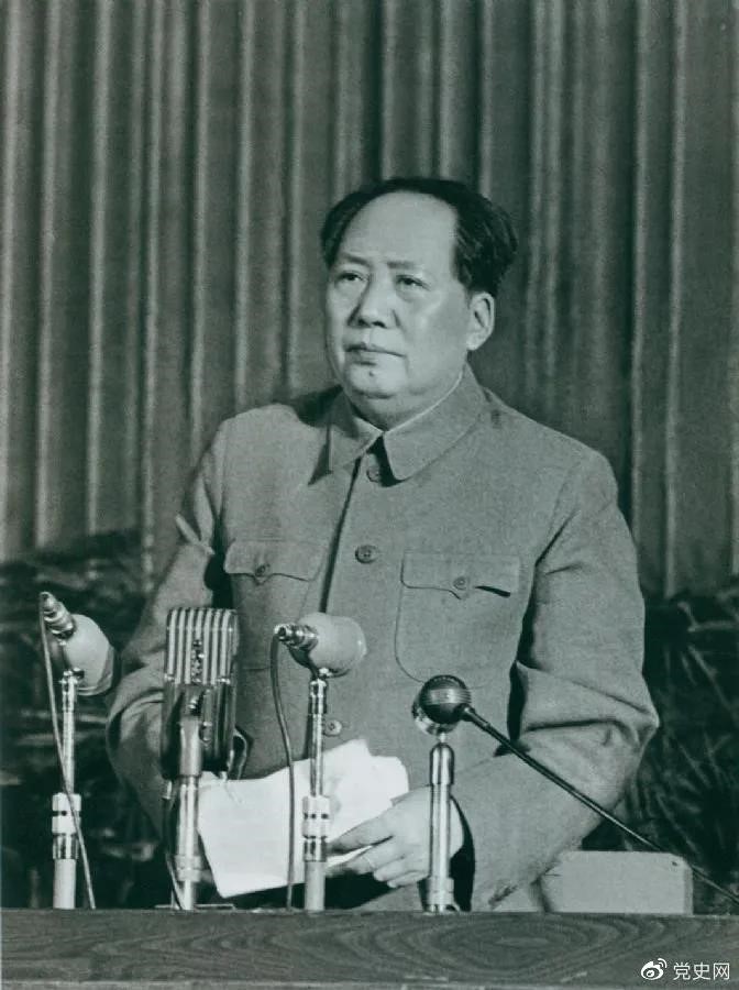 　　1957年2月27日，毛澤東在最高國(guó)務(wù)會(huì)議第十一次（擴(kuò)大）會(huì)議上發(fā)表《如何處理人民內(nèi)部的矛盾》（后改為《關(guān)于正確處理人民內(nèi)部矛盾的問題》）講話。