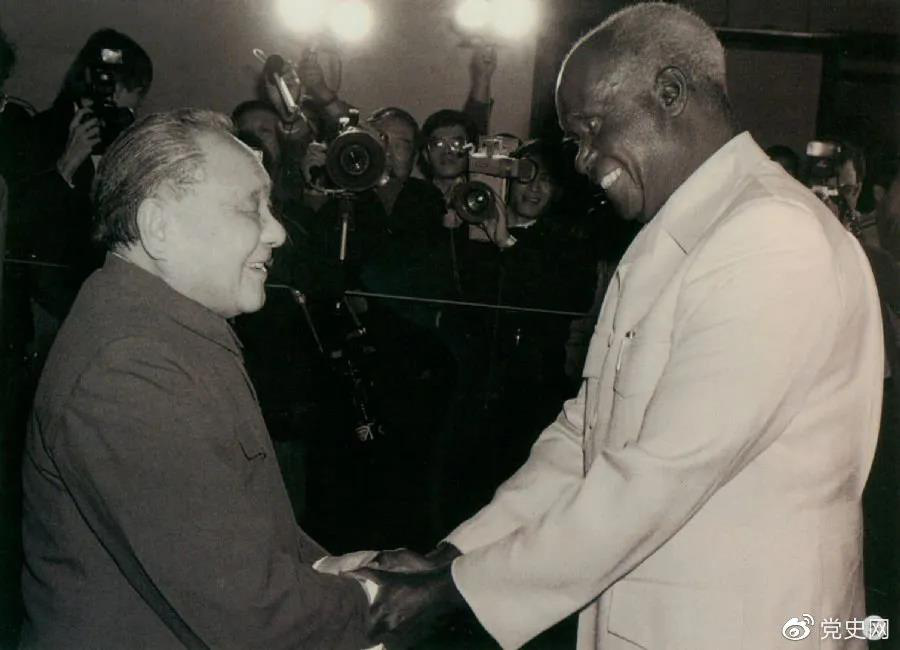 1988年3月1日，鄧小平在北京會(huì)見贊比亞總統(tǒng)肯尼斯·戴維·卡翁達(dá)。