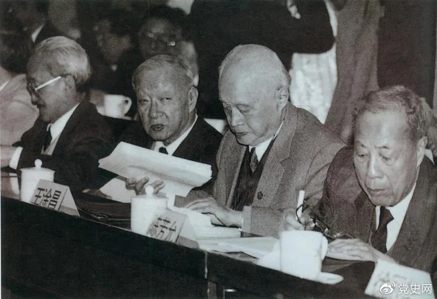 1986年3月，由4位老科學(xué)家倡議，經(jīng)鄧小平批示，中國(guó)制定實(shí)施了高技術(shù)研究發(fā)展計(jì)劃。圖為“863”計(jì)劃的4位倡導(dǎo)人王大珩（左2）、王淦昌（左3）、楊嘉墀（左1）、陳芳允（左4）。