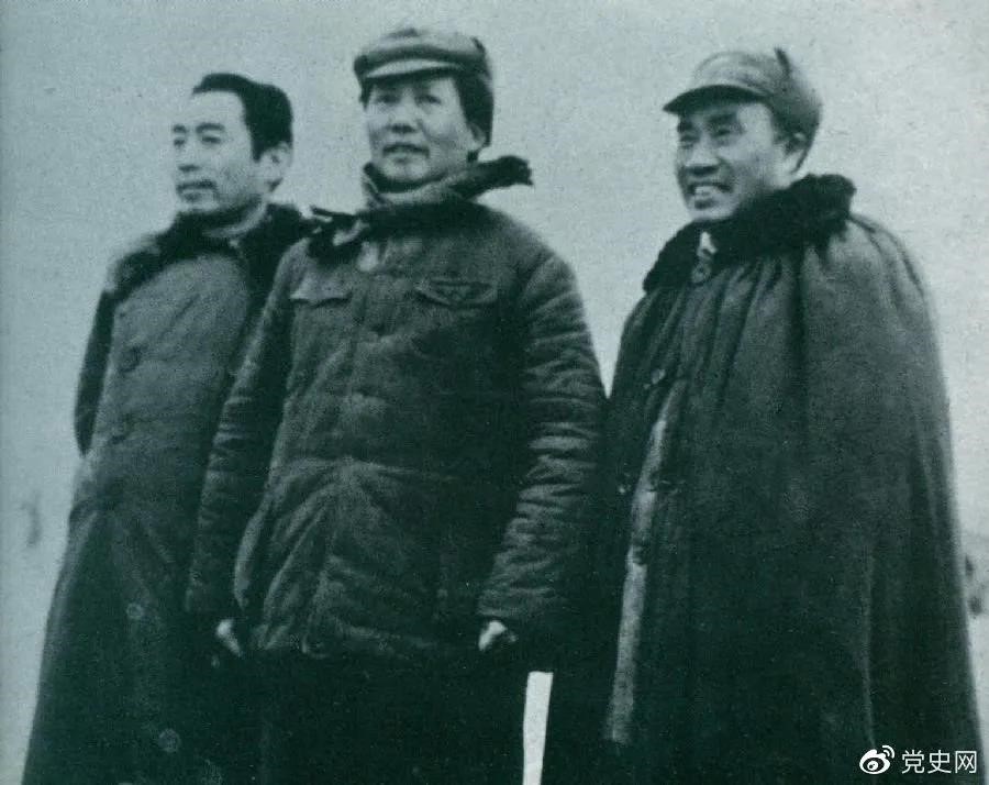 1946年3月4日，毛澤東和朱德、周恩來在延安機場。