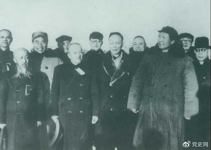 1949年3月，各界人士代表在北京西苑機(jī)場(chǎng)同毛澤東、朱德等留影。