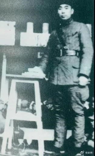 1939年3月10日，周恩來為新四軍排以上干部作題為《目前形勢與新四軍任務(wù)》的報(bào)告。