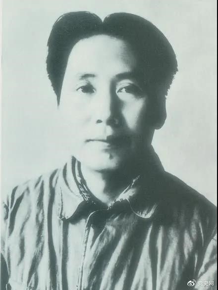 1940年3月11日  毛澤東在黨的高級(jí)干部會(huì)議上作題為《目前抗日統(tǒng)一戰(zhàn)線中的策略問題》的報(bào)告。