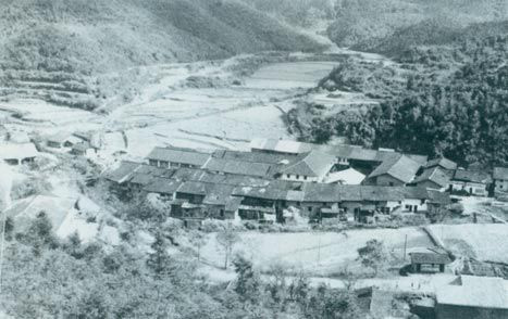 1929年3月14日，毛澤東同朱德指揮紅四軍進(jìn)攻長(zhǎng)嶺寨，殲敵兩千余人，擊斃敵旅長(zhǎng)郭鳳鳴，乘勝占領(lǐng)長(zhǎng)汀城。圖為長(zhǎng)嶺寨。