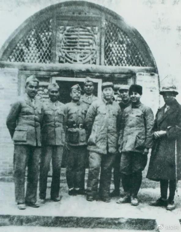 1939年3月15日，毛澤東在延安會(huì)見(jiàn)印度援華醫(yī)療隊(duì)全體人員。