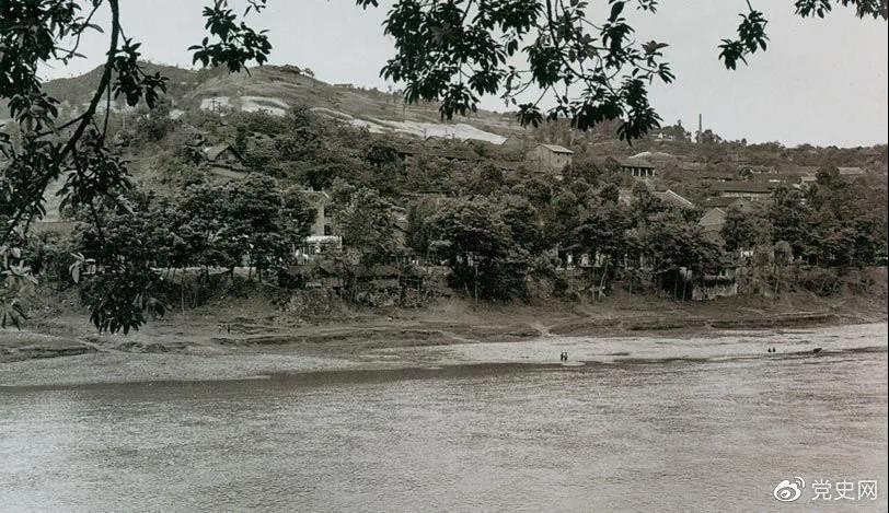 1935年3月16日至17日，紅一方面軍三渡赤水的渡口之一——茅臺渡口。