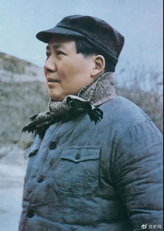 　　1947年3月18日，中共中央機(jī)關(guān)主動(dòng)撤離延安。毛澤東和周恩來(lái)、任弼時(shí)等繼續(xù)留在陜北，指揮全國(guó)人民解放戰(zhàn)爭(zhēng)。這是轉(zhuǎn)戰(zhàn)陜北前夕的毛澤東。