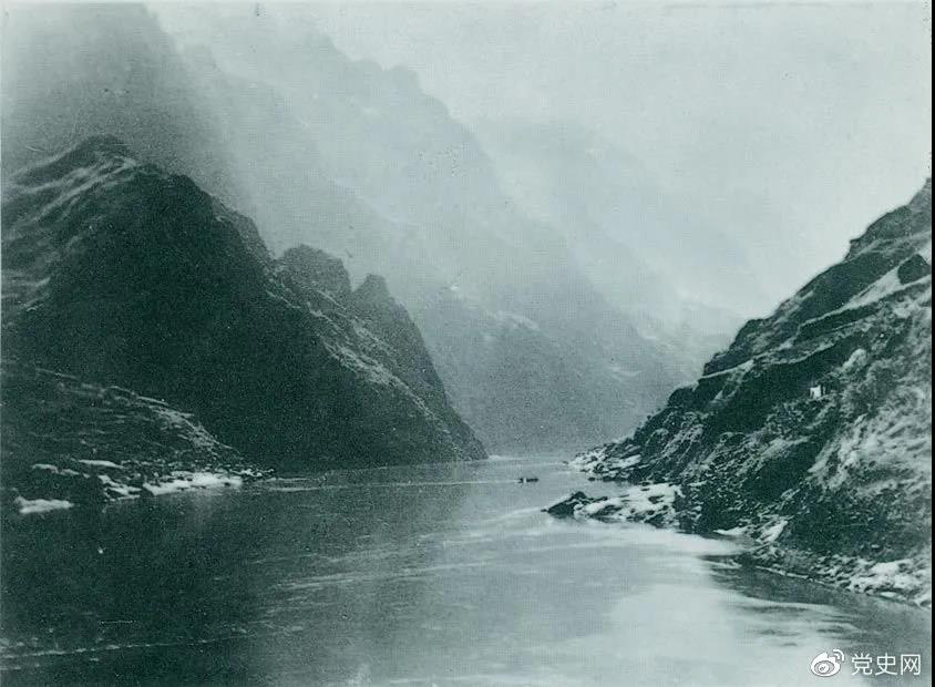1935年3月中旬，紅軍三渡赤水，再次入川。隨后，又出奇不意地于3月21日四渡赤水，佯攻貴陽，然后又向西北方向急進。圖為赤水河。