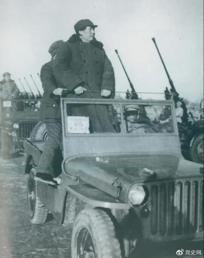 1949年3月25日，毛澤東在北平西苑機(jī)場(chǎng)檢閱部隊(duì)。