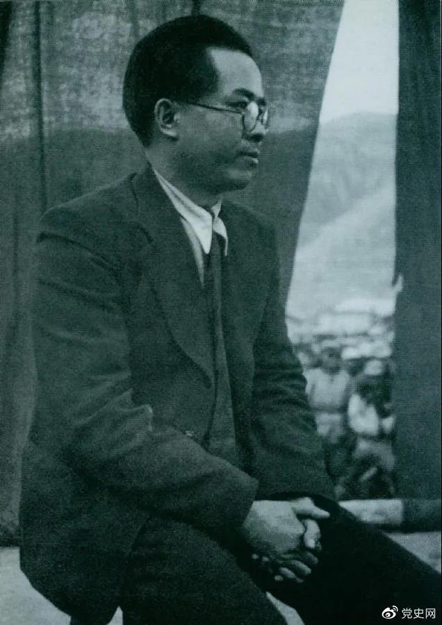 1940年3月26日，任弼時結(jié)束中共駐共產(chǎn)國際代表的工作回到延安。圖為他在歡迎大會上
