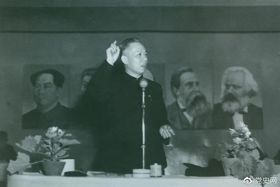 1951年3月28日，劉少奇在第一次全國組織工作會(huì)議上作報(bào)告。