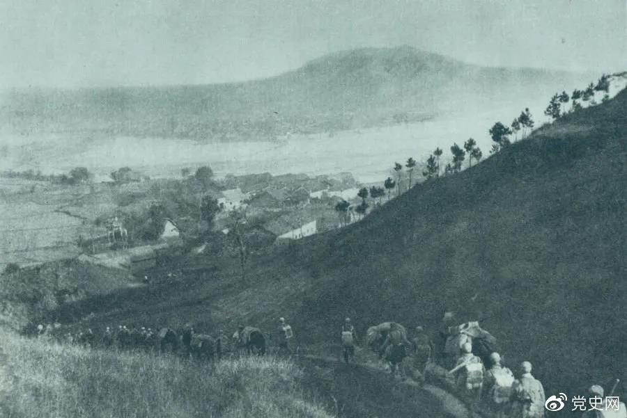 1945年4月6日，太行部隊等向白晉、同蒲沿線上的日軍展開攻擊。這是八路軍向祁縣開進。