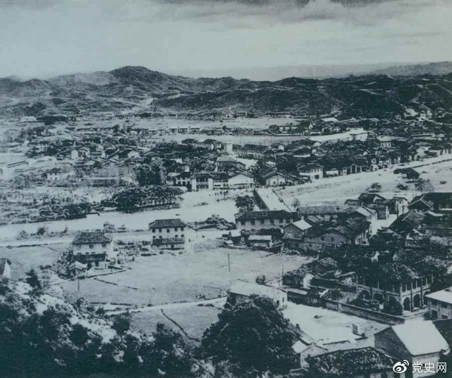 1928年4月，朱德率領(lǐng)南昌起義余部到達(dá)井岡山，與毛澤東領(lǐng)導(dǎo)的部隊(duì)勝利會(huì)師。圖為會(huì)師地點(diǎn)礱市全景。