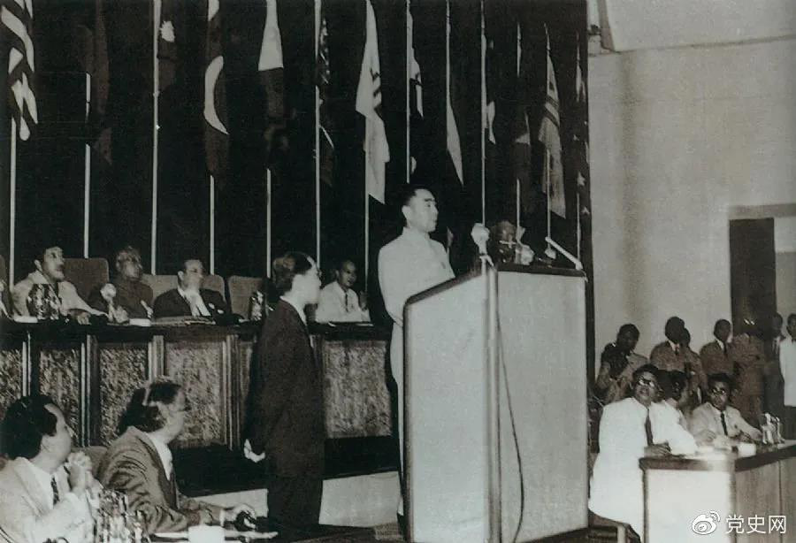 1955年4月18日，亞非會(huì)議在萬隆開幕。圖為19日周恩來在會(huì)議上發(fā)言。