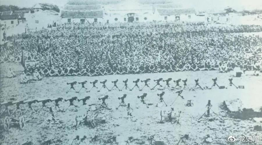 1932年4月20日，由紅一軍團(tuán)和紅五軍團(tuán)組成的東路軍攻占漳州，圖為攻占漳州后的部隊(duì)情形。