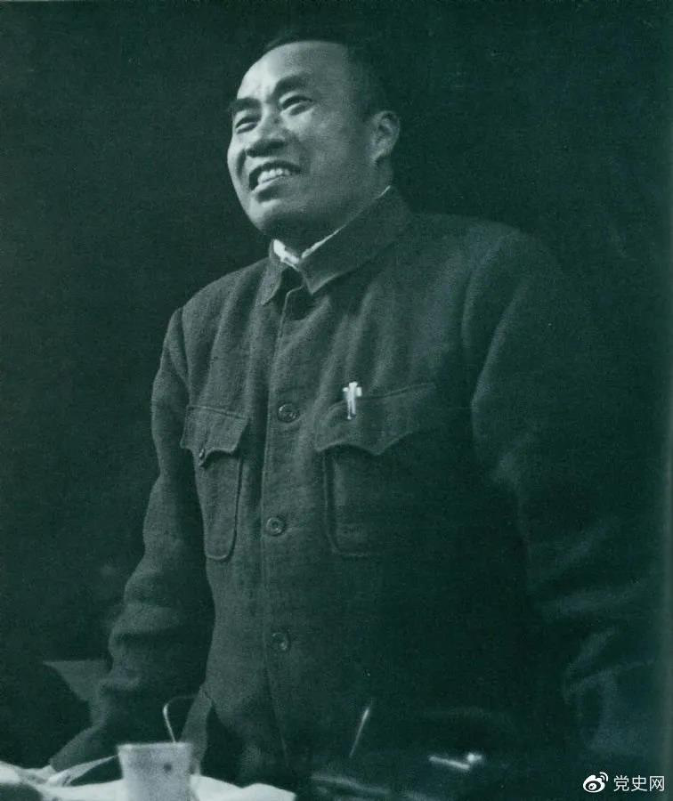 1945年4月25日，朱德在中國共產(chǎn)黨第七次全國代表大會上作題為《論解放區(qū)戰(zhàn)場》的軍事報告。