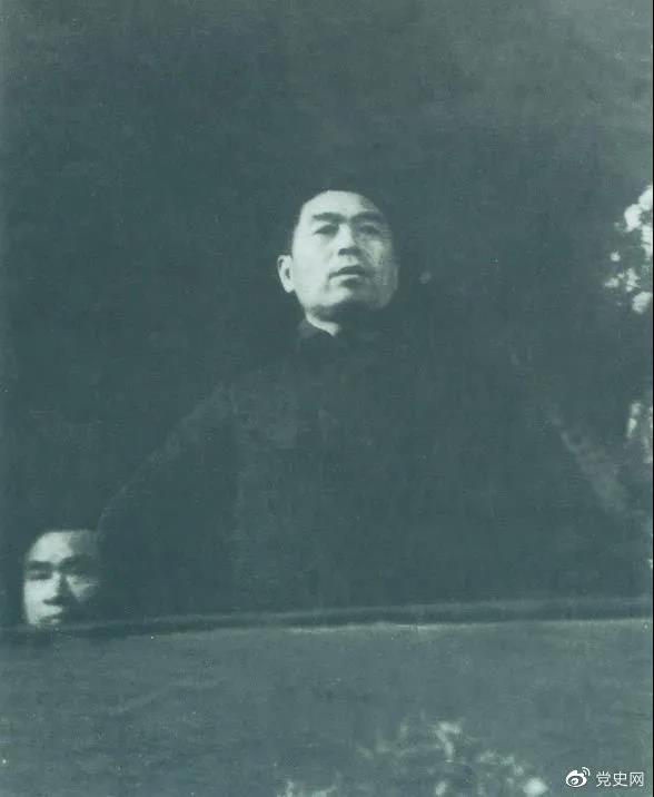 圖為周恩來(lái)在中國(guó)共產(chǎn)黨第七次全國(guó)代表大會(huì)上發(fā)言。