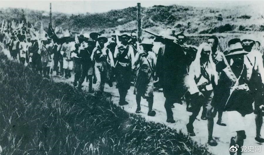 　　1931年5月16日至31日，紅一方面軍在毛澤東、朱德指揮下，連續(xù)打了5個(gè)勝仗，殲敵3萬(wàn)余人，繳槍2萬(wàn)余支，打退了國(guó)民黨軍隊(duì)的第二次“圍剿”。圖為行軍中的紅軍。