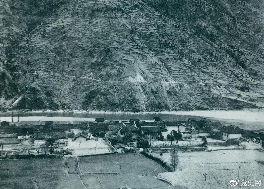 　　1935年5月25日，紅一方面軍到達(dá)大渡河南岸的安順場。紅軍17名勇士靠一葉孤舟強(qiáng)渡大渡河，為沿大渡河左岸北上的部隊(duì)打開了一條通道。圖為安順場一角。