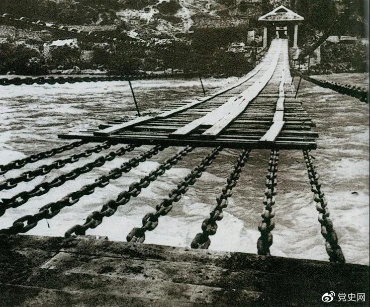 　　1935年5月29日，中央紅軍左縱隊(duì)先頭部隊(duì)在瀘定橋西頭發(fā)起奪橋戰(zhàn)斗，勝利搶占大橋。圖為瀘定橋。