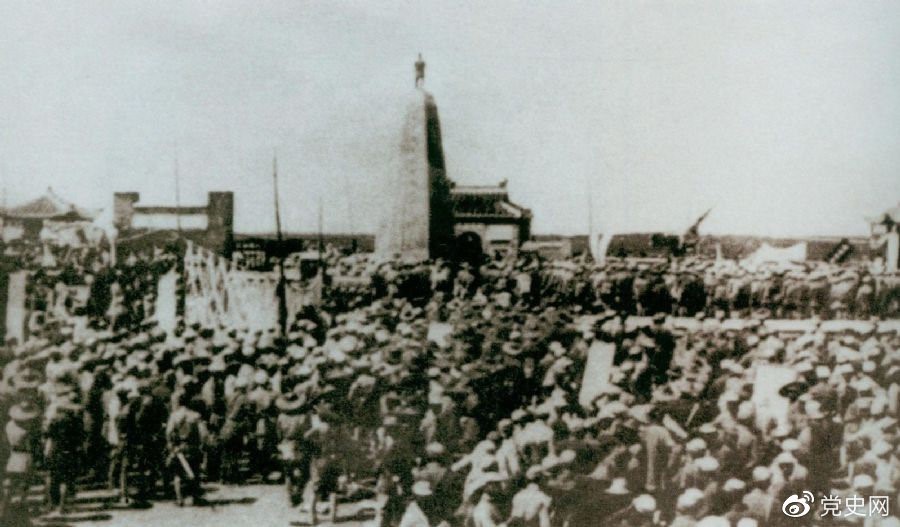 　　1931年6月，紅七軍到達(dá)中央革命根據(jù)地江西興國縣，編入彭德懷率領(lǐng)的紅三軍團。圖為當(dāng)時會師的情形。