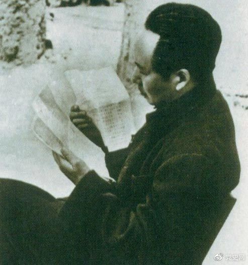 　　1946年6月，國民黨撕毀停戰(zhàn)協(xié)定和政協(xié)決議，挑起全面內戰(zhàn)。這是毛澤東在延安審閱有關自衛(wèi)反擊的電報。