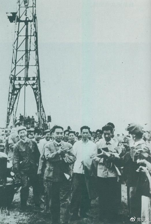 1962年6月，周恩來(lái)到大慶視察，這是在1202鉆井隊(duì)現(xiàn)場(chǎng)參觀。 