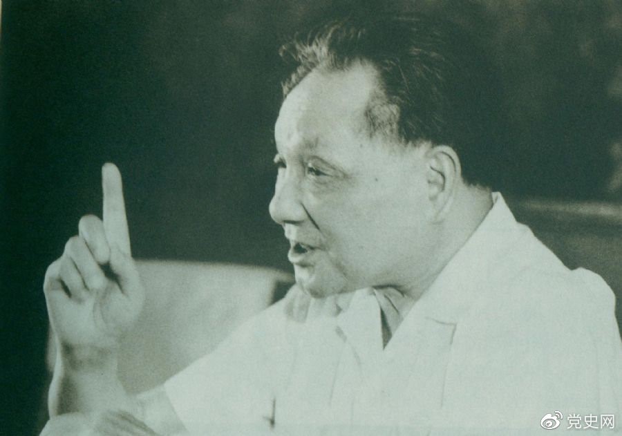 　　1981年6月27日，中共十一屆六中全會通過《關(guān)于建國以來黨的若干歷史問題的決議》。圖為鄧小平在閉幕會上發(fā)表講話。