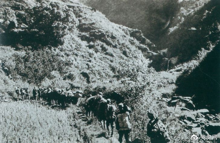　　1947年6月，劉鄧大軍強(qiáng)渡黃河天險(xiǎn)，千里躍進(jìn)大別山，揭開了中國人民解放軍戰(zhàn)略進(jìn)攻的序幕。