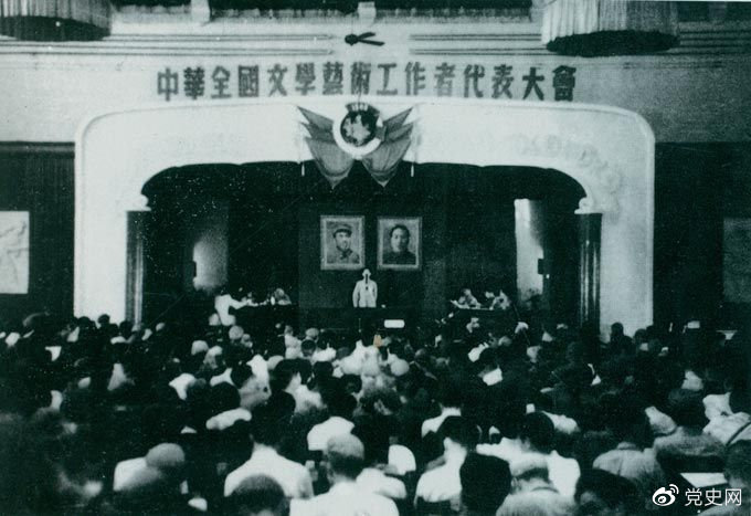 1949年7月2日至19日，第一次中華全國文學(xué)藝術(shù)工作者代表大會在北平召開。圖為大會會場。