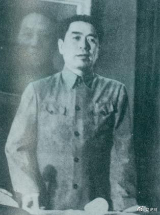 1949年7月6日，周恩來出席中華全國文學(xué)藝術(shù)工作者代表大會。圖為周恩來在會上作政治報告。