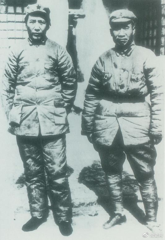 　　1937年7月7日，盧溝橋事變爆發(fā)。8日，中共中央通電全國，號(hào)召結(jié)成民族統(tǒng)一戰(zhàn)線抵抗日本侵略者。圖為1936年冬毛澤東和朱德在陜北。