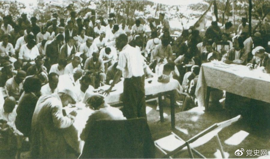 1947年7月17日至9月13日，全國土地會議在河北西柏坡召開。劉少奇主持會議并在會上作報告。