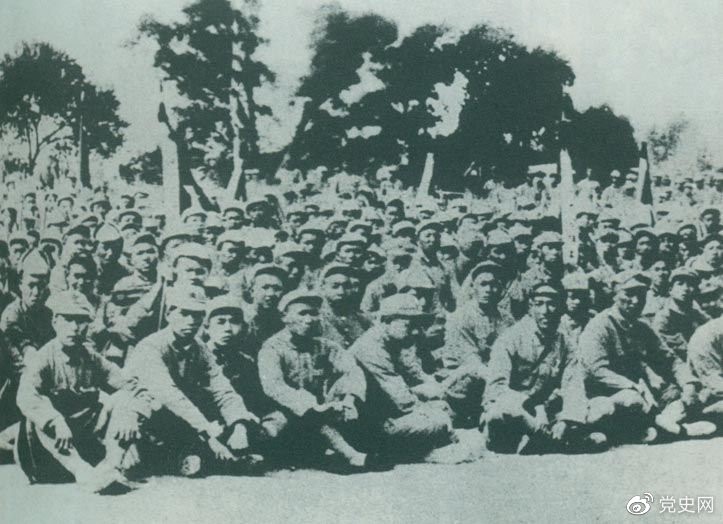 盧溝橋事變后的第11天，1937年7月18日，延安召開群眾大會(huì)，毛澤東發(fā)表演說。據(jù)當(dāng)時(shí)報(bào)載：“演詞激昂，聽眾均摩拳擦掌，熱血沸騰，愿赴抗日戰(zhàn)場(chǎng)，與日寇決一死戰(zhàn)?！?/></p><p>盧溝橋事變后的第11天，1937年7月18日，延安召開群眾大會(huì)，毛澤東發(fā)表演說。據(jù)當(dāng)時(shí)報(bào)載：“演詞激昂，聽眾均摩拳擦掌，熱血沸騰，愿赴抗日戰(zhàn)場(chǎng)，與日寇決一死戰(zhàn)?！?/p><p><br/></p><p>轉(zhuǎn)載：共產(chǎn)黨員網(wǎng)</p>
							
							</div><!-- article-con -->






		<div   id=