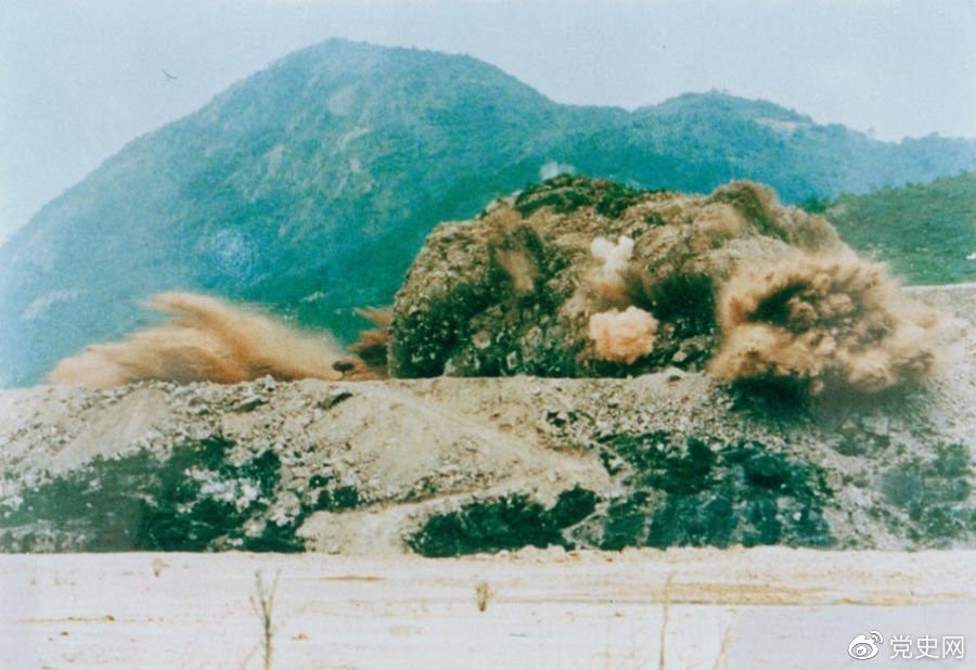1979年7月20日，深圳蛇口工業(yè)區(qū)的建設(shè)者點(diǎn)燃開山炮時的場面。