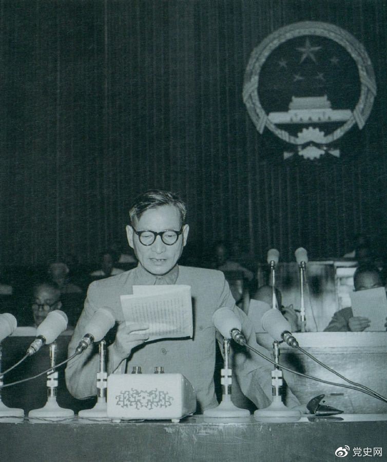 1955年7月，陳云在一屆全國人大二次會(huì)議上作堅(jiān)持和改進(jìn)糧食統(tǒng)購統(tǒng)銷工作的報(bào)告。