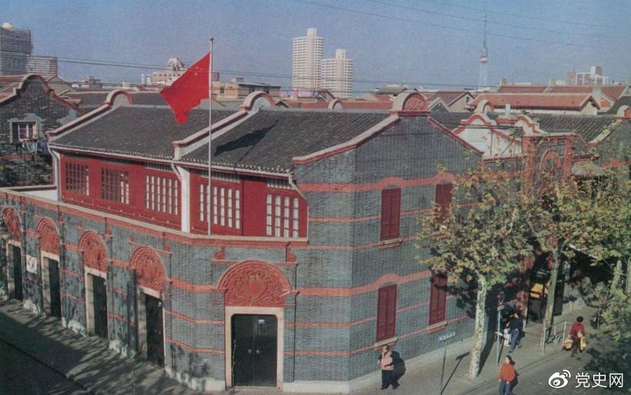 1921年7月23日 中國共產(chǎn)黨第一次全國代表大會在上海法租界望志路106號（今興業(yè)路76號）開幕。最后一天的會議轉(zhuǎn)移到浙江嘉興南湖的游船上舉行。 圖為中共一大會址。