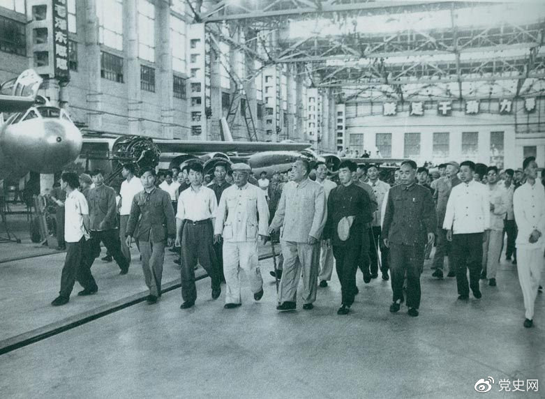 1964年7月31日，朱德視察哈爾濱飛機制造廠。