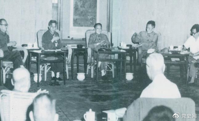 1977年8月4日—8日，鄧小平主持召開科學(xué)和教育工作座談會。