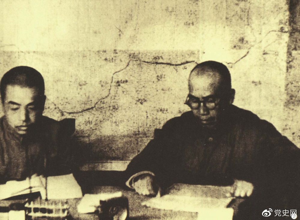 1945年8月，彭德懷任中央軍委副主席兼總參謀長，協(xié)助毛澤東、朱德指揮對日軍的大反攻。圖為朱德和彭德懷在延安。