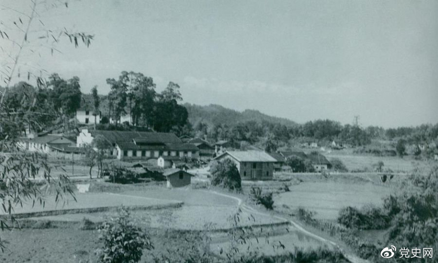 1934年8月，任弼時等率紅六軍團9700余人，從橫石和新江口出發(fā)，開始西征。圖為江西遂川縣橫石。