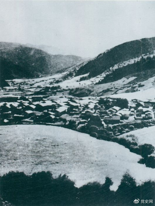 1935年8月20日，中共中央政治局在毛兒蓋召開會議，作出了《關(guān)于目前戰(zhàn)略方針之補充決定》，再次重申兩河口會議關(guān)于北上的戰(zhàn)略方針。圖為毛兒蓋。